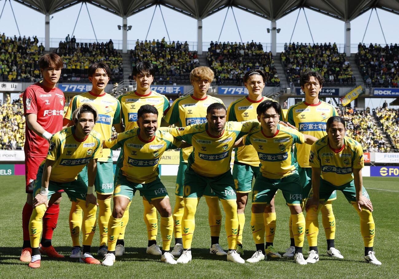 千葉対柏　柏戦で盛り上がる千葉サポーター（共同）