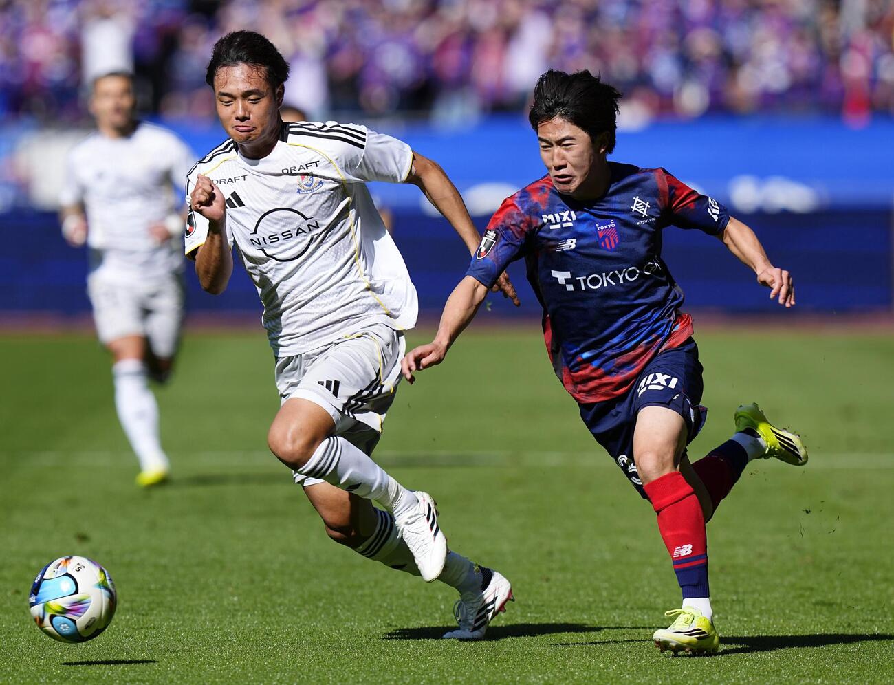 FC東京―横浜M　前半、攻め込むFC東京・佐藤龍（右）（共同）