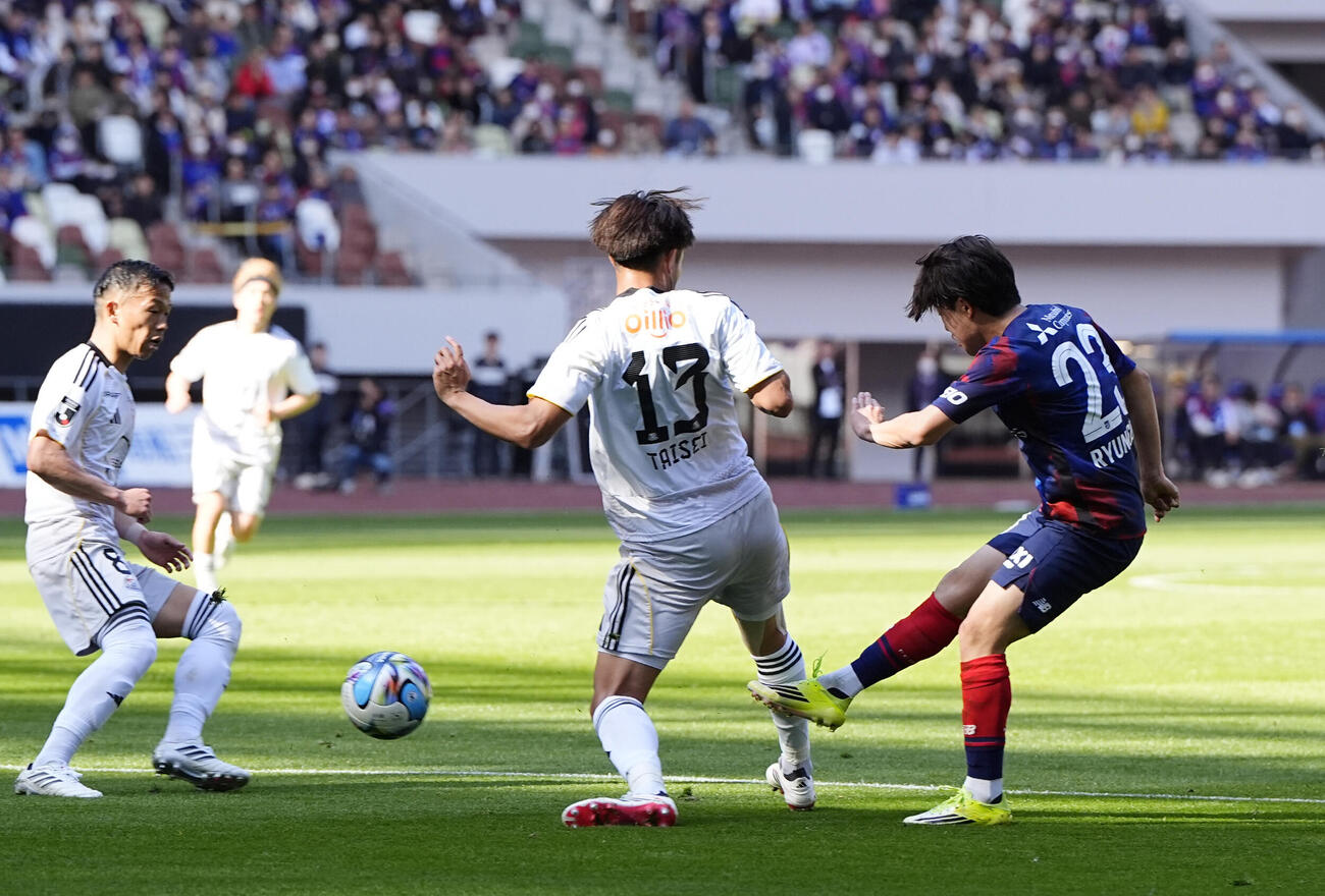 FC東京―横浜M　前半、チーム2点目のゴールを決めるFC東京・佐藤龍（右端）（共同）