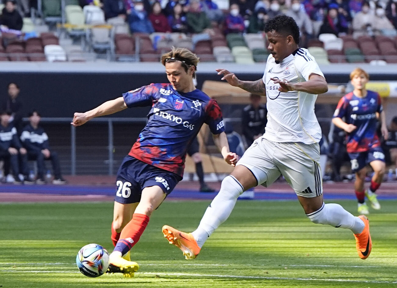 FC東京―横浜M　前半、先制ゴールを決めるFC東京・長倉幹樹（左）＝MUFG国立(共同)