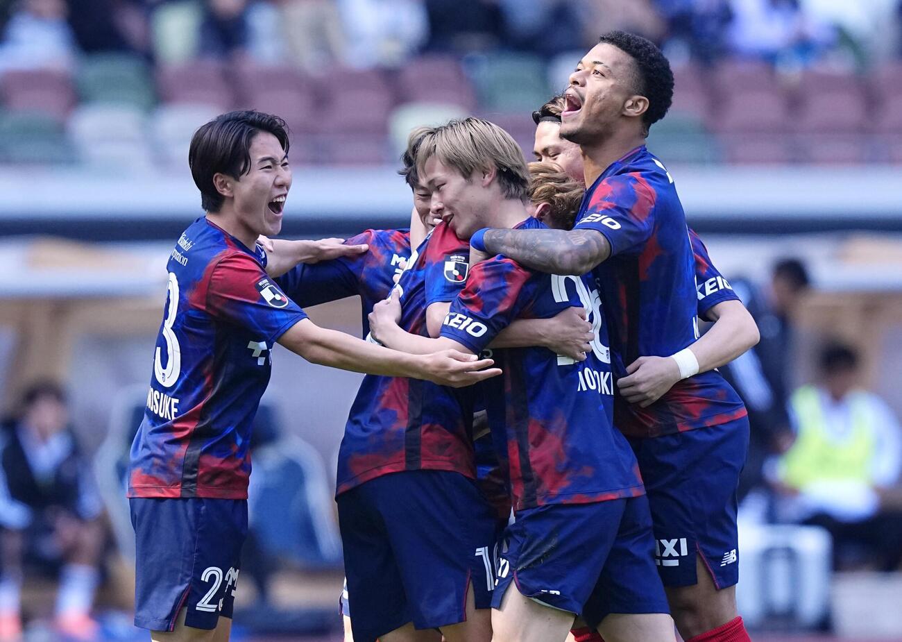 FC東京―横浜M　前半、先制ゴールを決め喜ぶFC東京・長倉（中央）＝MUFG国立(共同)