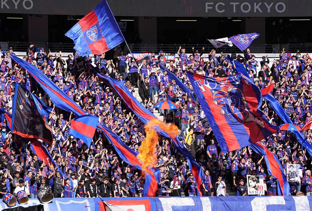 横浜M戦で盛り上がるFC東京サポーター＝MUFG国立(共同)
