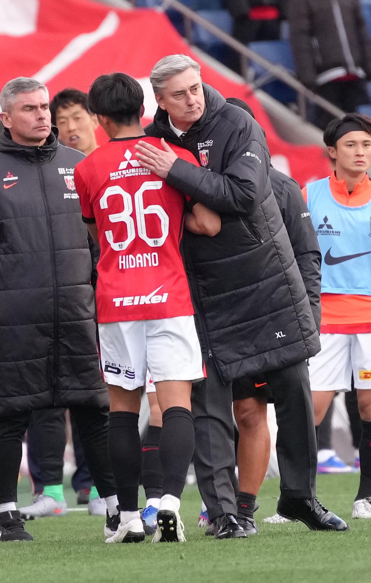 浦和対水戸　後半、交代した浦和肥田野（左）をねぎらうスコルジャ監督（撮影・足立雅史）