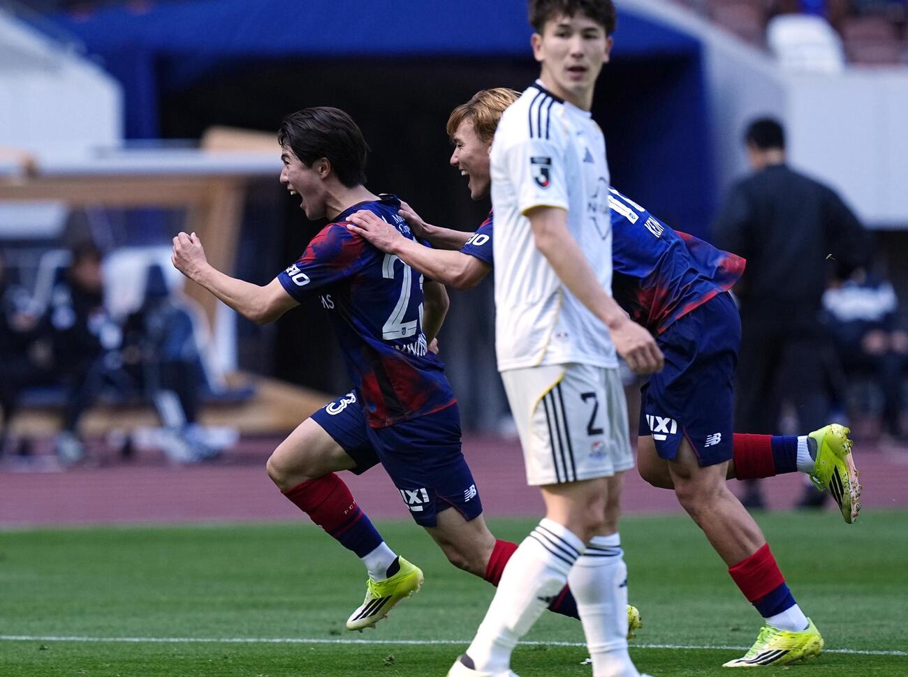 FC東京―横浜M　前半、チーム2点目のゴールを決め、駆け出すFC東京・佐藤龍（左）＝MUFG国立（共同）