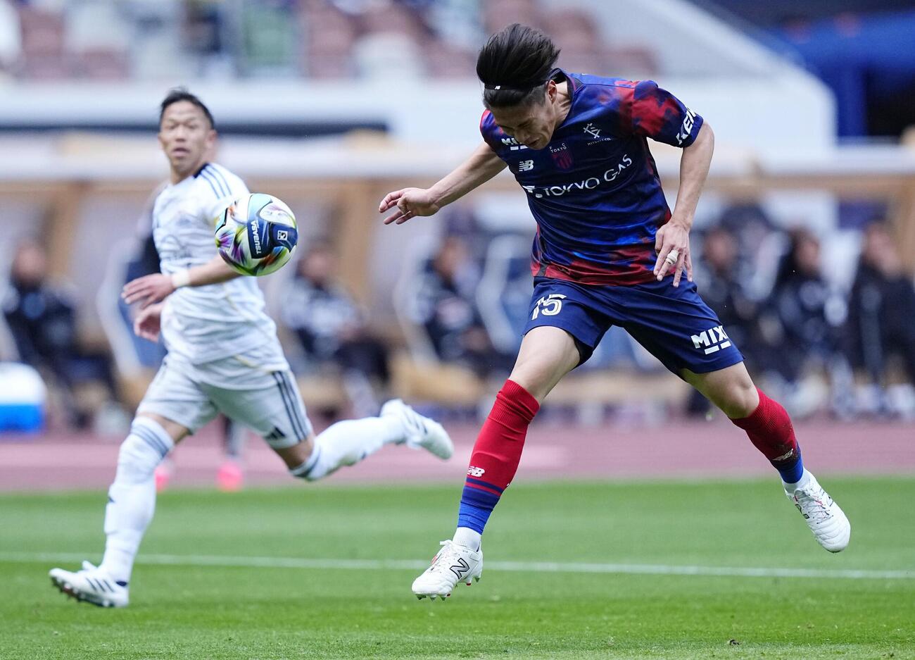 FC東京―横浜M　前半、ヘディングでゴールを狙うFC東京・大森＝MUFG国立（共同）