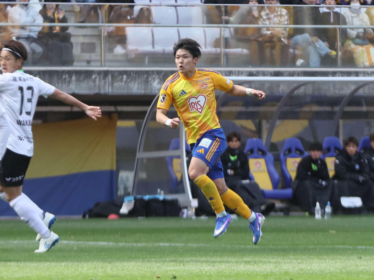 仙台対湘南　シュートを狙う仙台FW小林（撮影・高橋香奈）