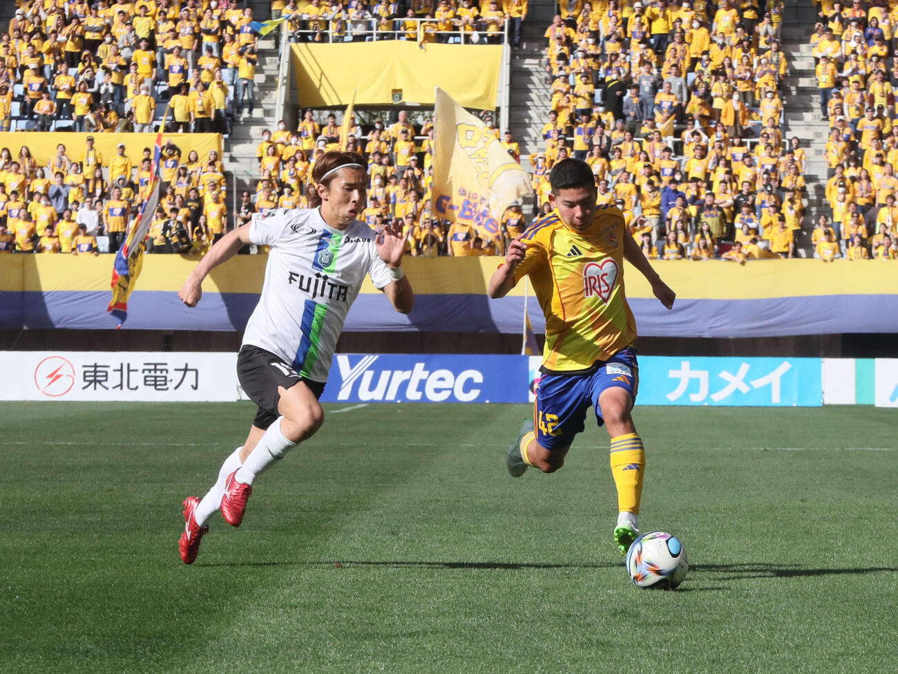 仙台対湘南　ドリブル突破する仙台DF石井（撮影・高橋香奈）