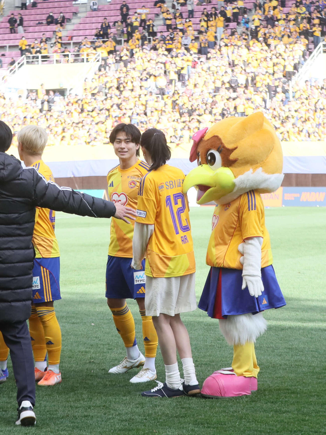 仙台対湘南　試合前、姉の松井愛莉と言葉を交わすJ2仙台MF松井蓮之（撮影・高橋香奈）