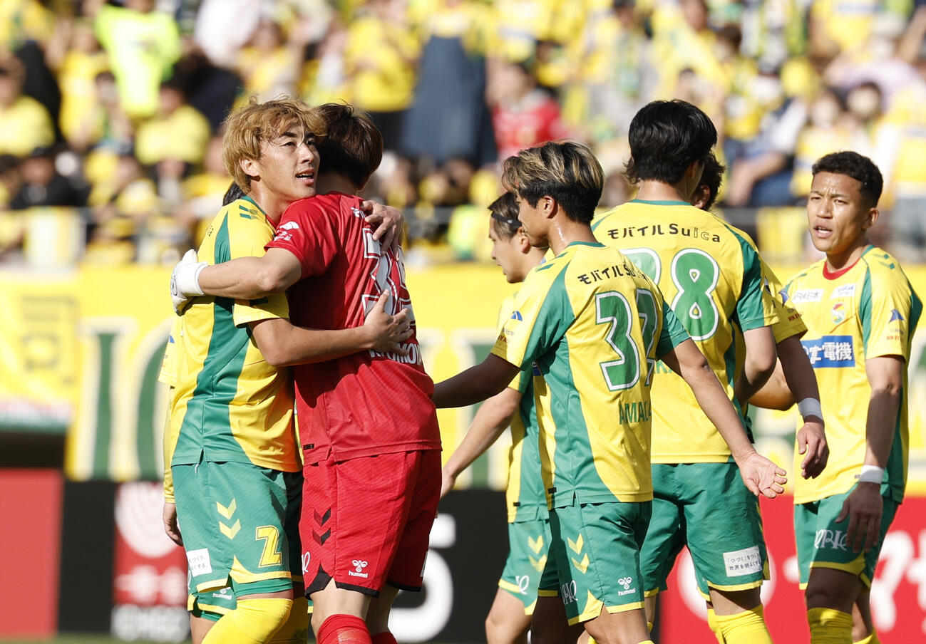 柏対千葉、柏に競り勝ち、喜ぶ千葉高橋（左端）ら千葉イレブン（共同）