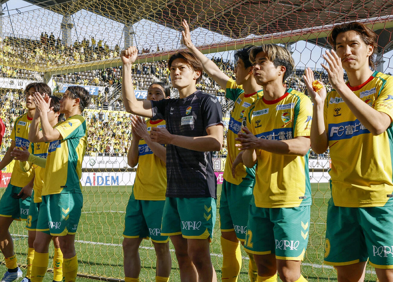 柏に競り勝ち、サポーターにあいさつする千葉・津久井（中央）ら＝フクアリ（共同）