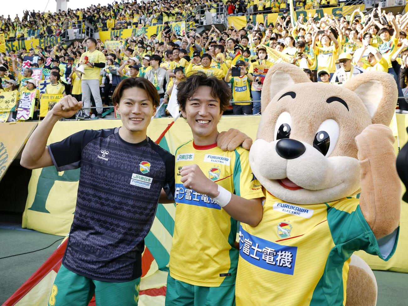 柏に競り勝ち、笑顔で写真に納まる千葉の津久井（左）と石川＝フクアリ（共同）