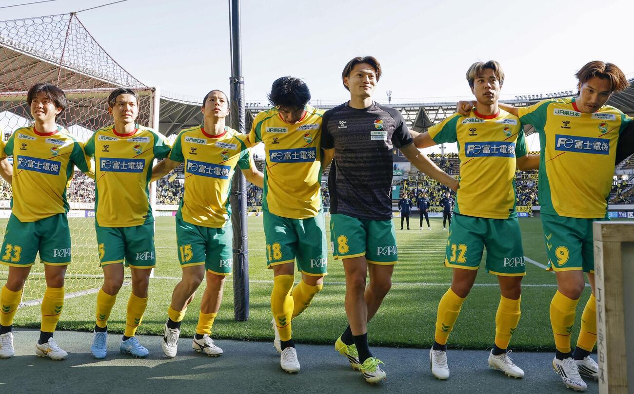 柏に競り勝ち、サポーターと喜びを分かち合う津久井（右から3人目）ら千葉の選手たち＝フクアリ（共同）