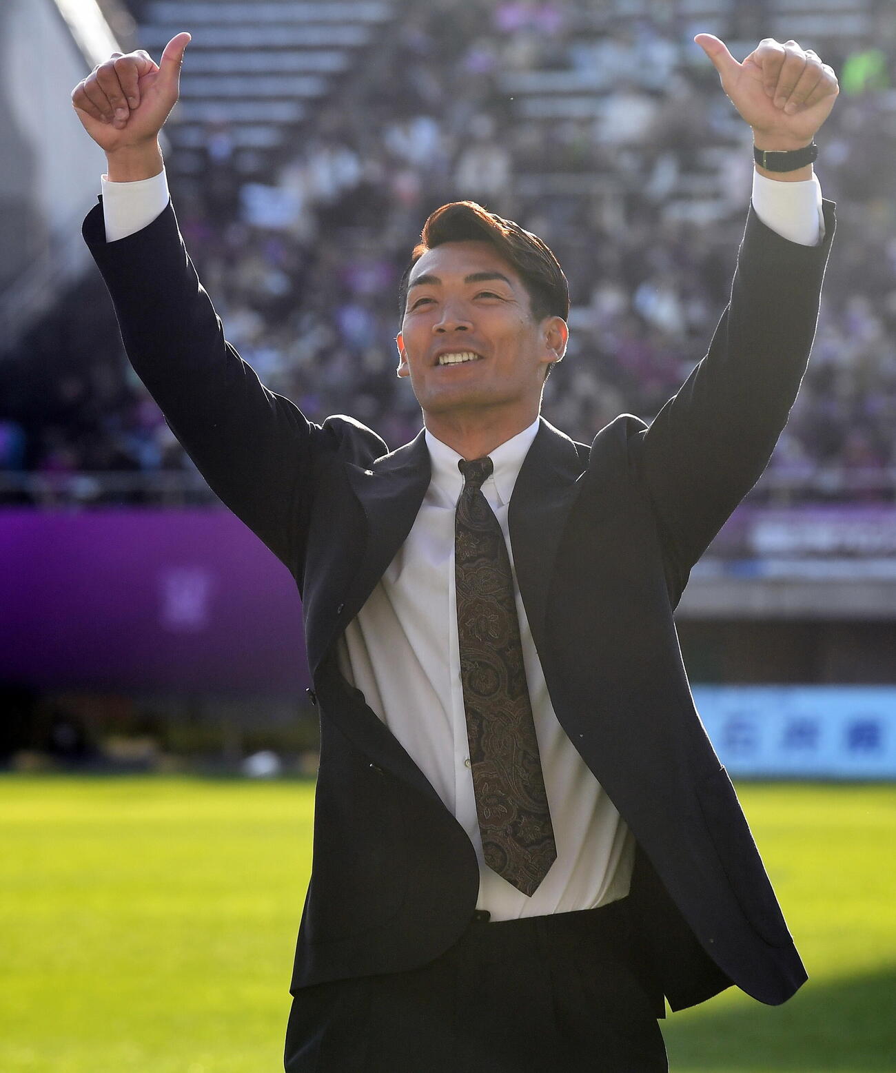 試合後、スタンドの声援に応える藤枝槙野監督