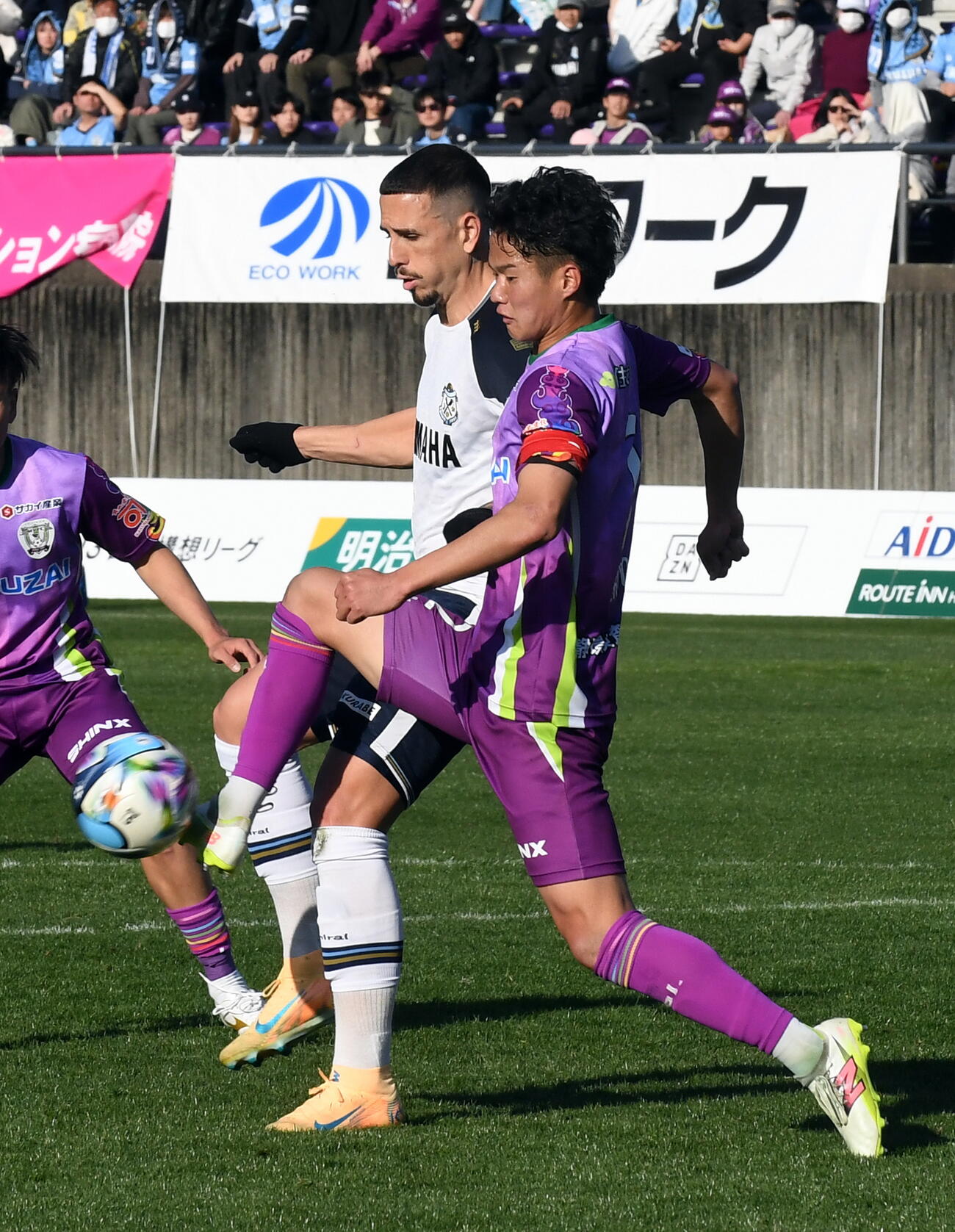 後半、クロスをクリアする藤枝永野（手前）