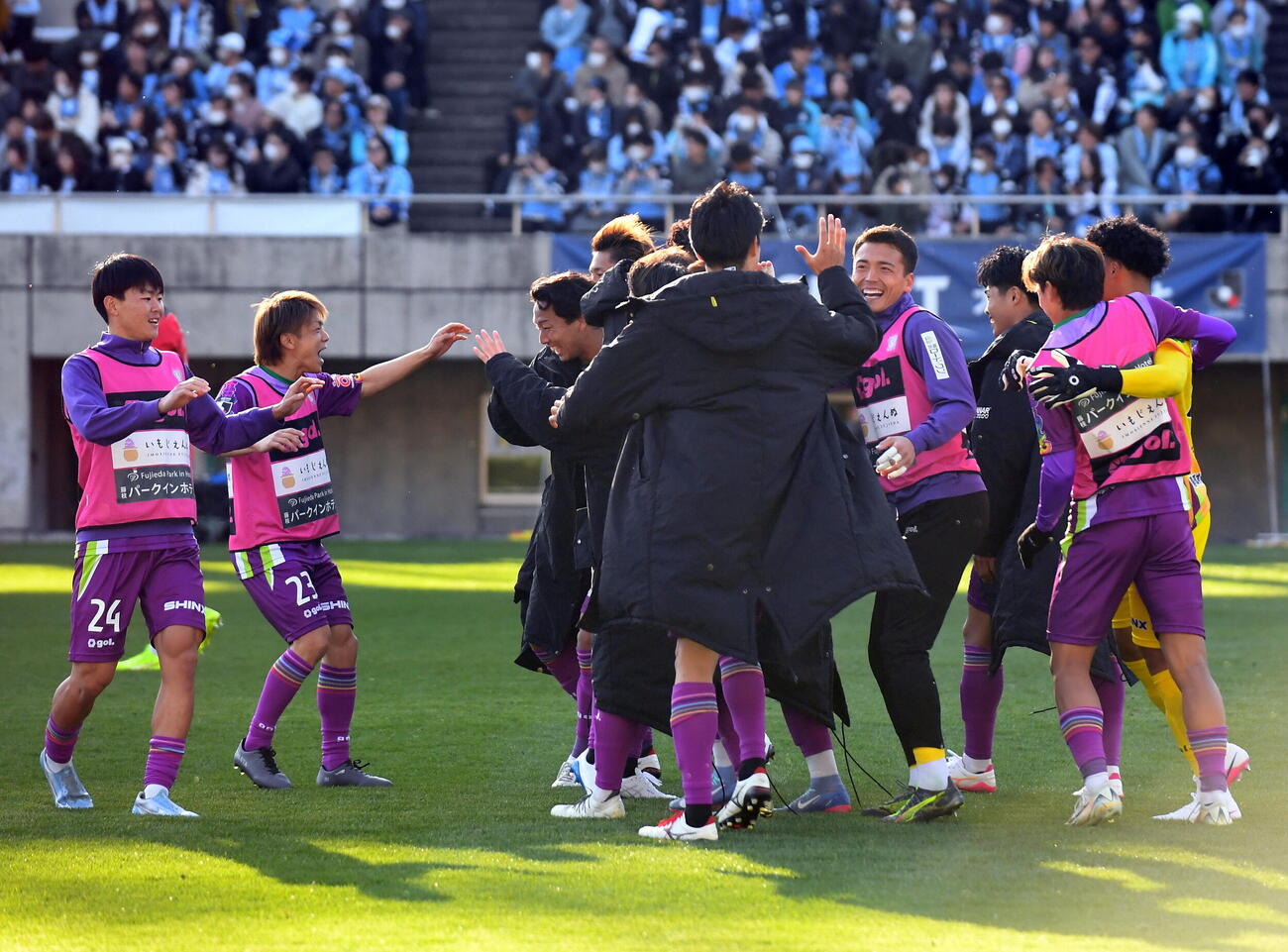 藤枝対磐田　PK戦を制し、歓喜する藤枝の選手たち