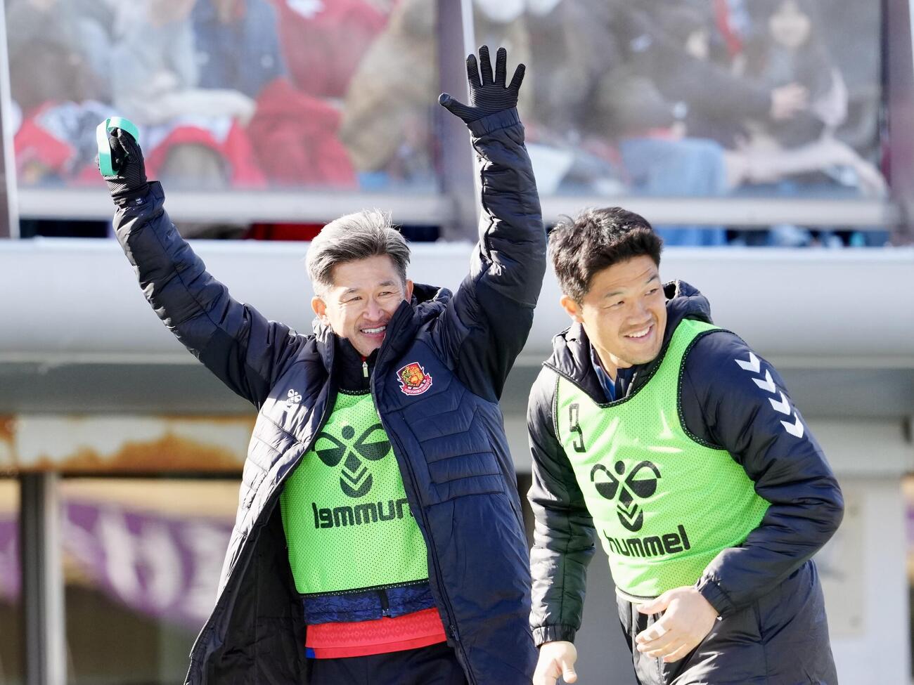 福島対長野　後半、福島上畑がゴールを決め、喜ぶカズ（左）とGKチョン・ソンリョン（撮影・江口和貴）