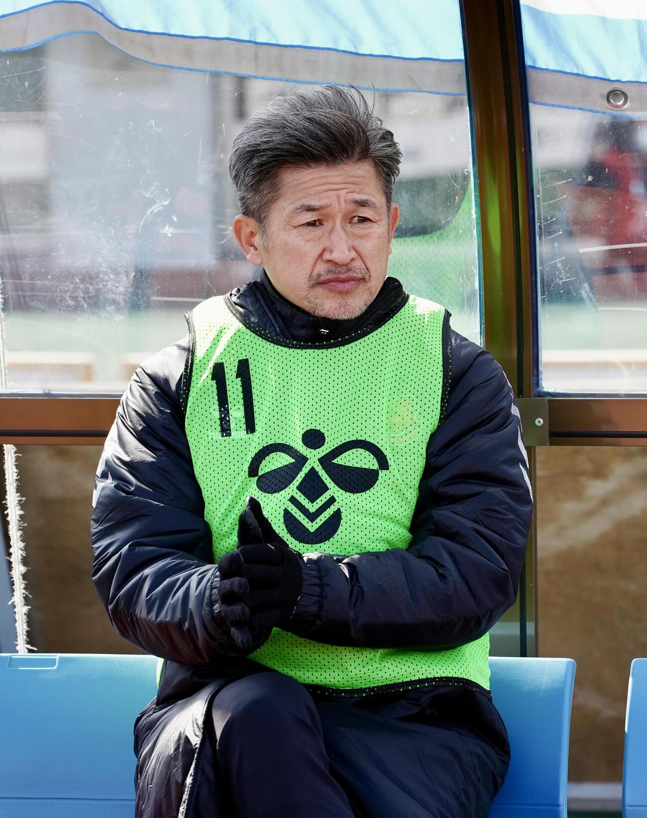 福島対長野　試合前、ベンチスタートの福島カズ（撮影・江口和貴）