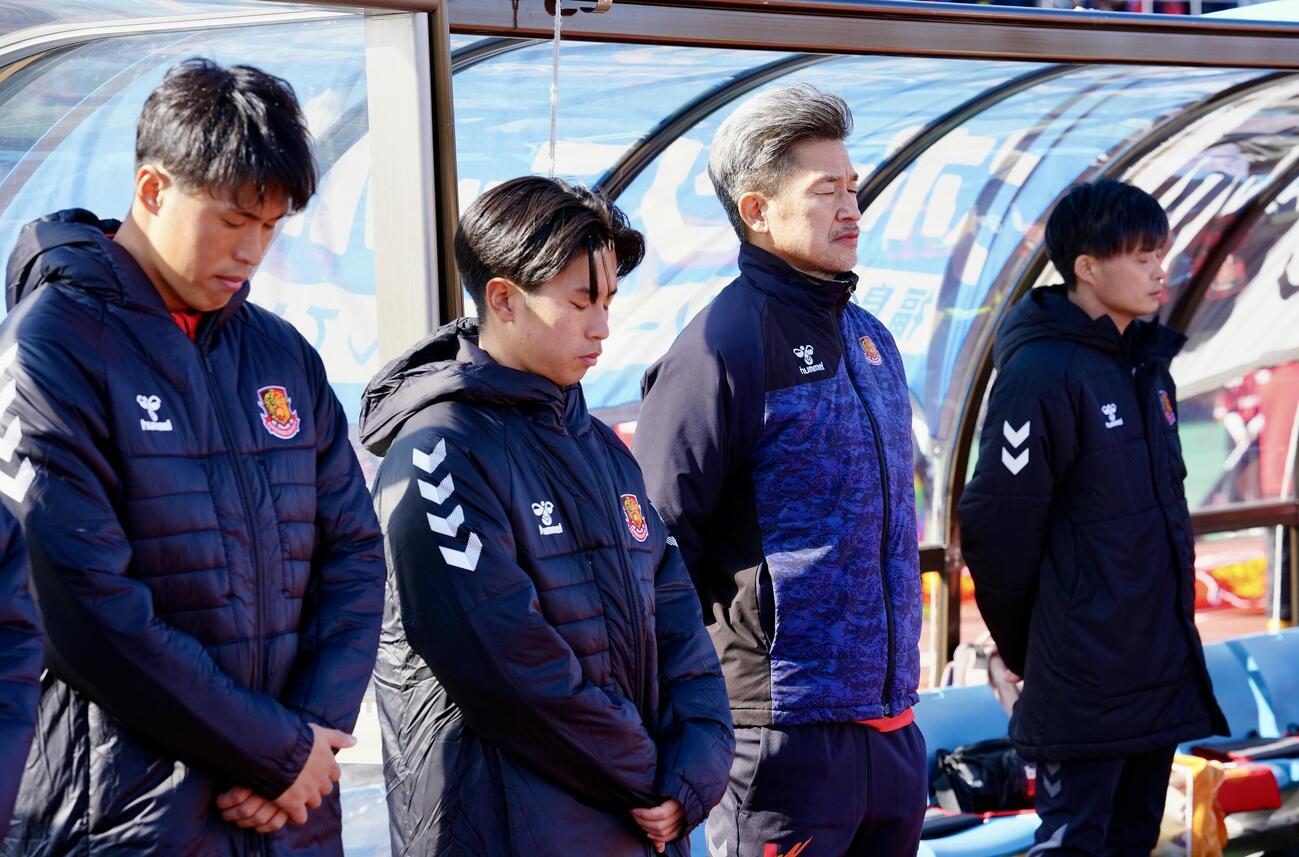 福島対長野　試合前、東日本大震災の犠牲者に黙とうを捧げる福島カズ（中央右）ら（撮影・江口和貴）
