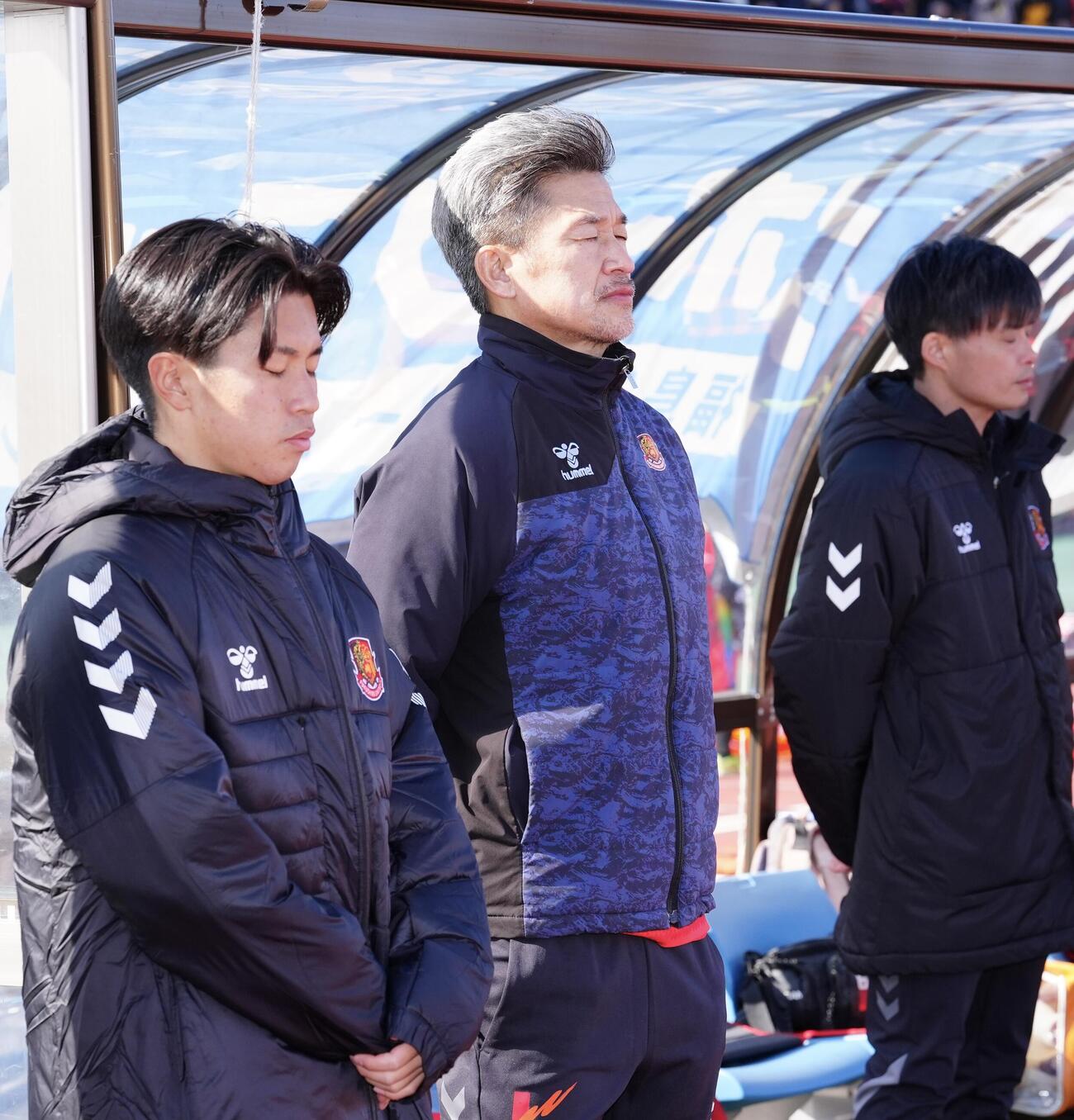 福島対長野　試合前、東日本大震災の犠牲者に黙とうを捧げる福島カズ（中央）ら（撮影・江口和貴）