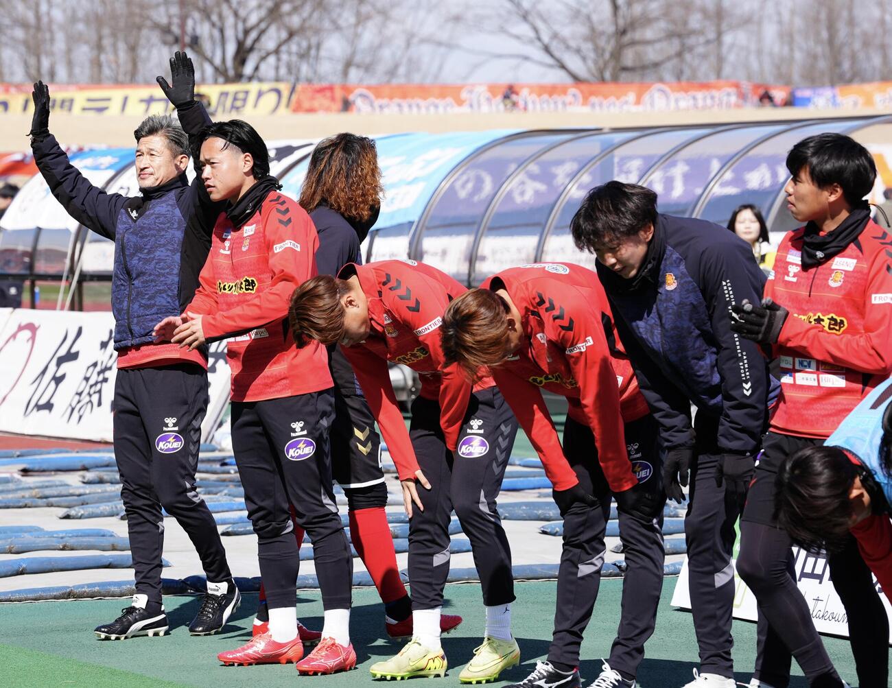 福島対長野　試合前、サポーターにあいさつカズ（左端）ら福島の選手たち（撮影・江口和貴）