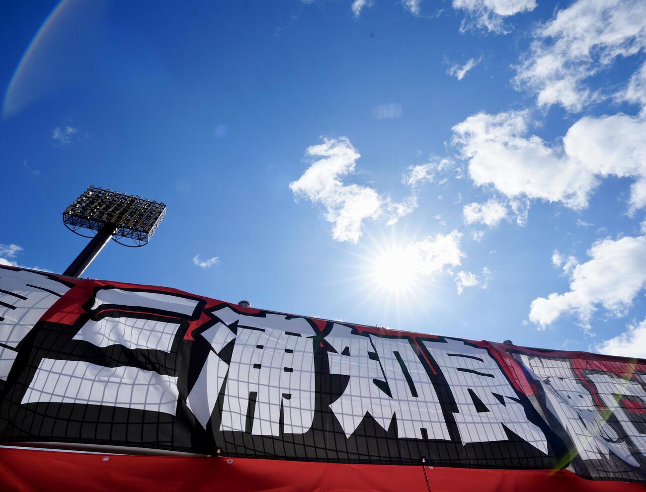 福島対長野　とうほう・みんなのスタジアムのスタンドに掲げられる福島カズの旗（撮影・江口和貴）