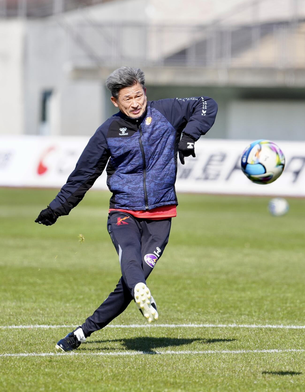 福島対長野　試合前練習を行う福島カズ（撮影・江口和貴）