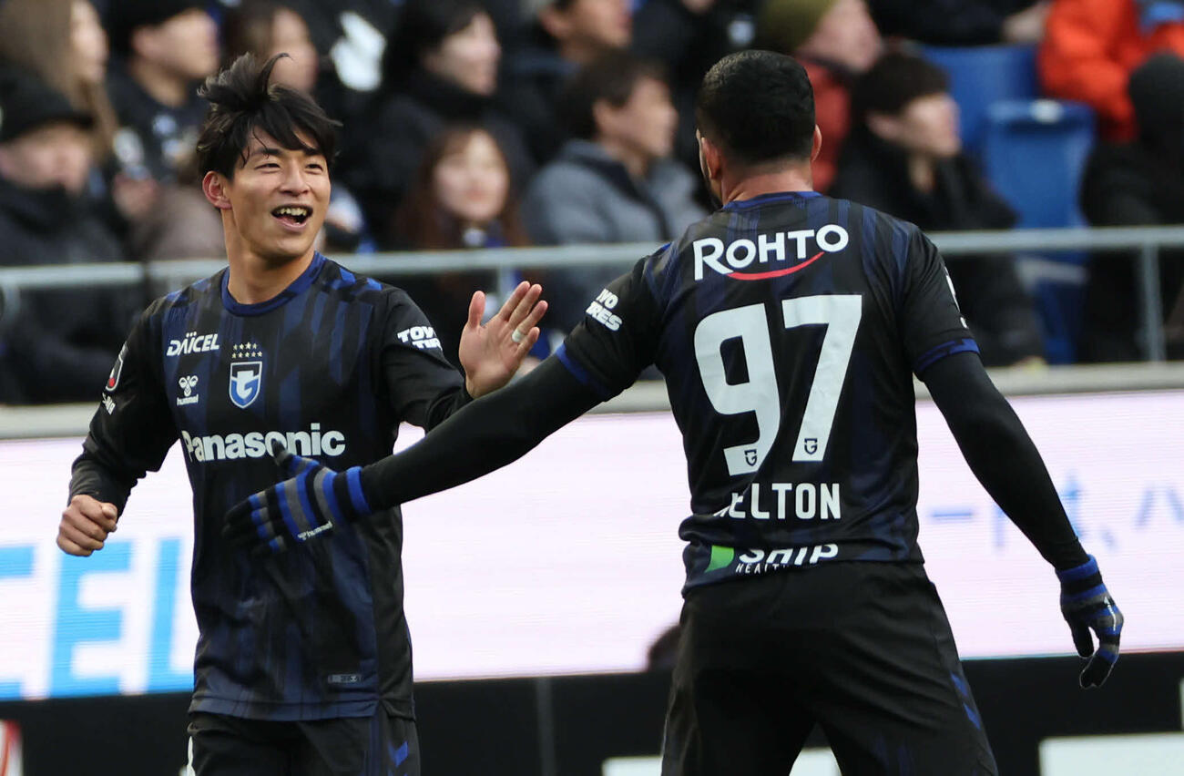 G大阪対長崎　後半、決勝ゴールを決めたG大阪半田（中）はウェルトンとタッチをかわす（撮影・西尾就之）