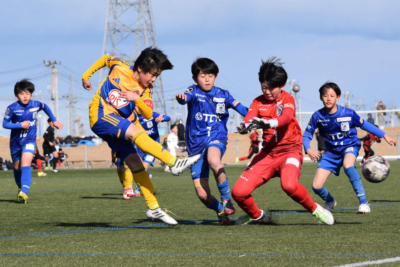 決勝戦でゴール前の混戦から強烈なシュートを放ち、先制ゴールを決めるベガルタ仙台の高橋颯空