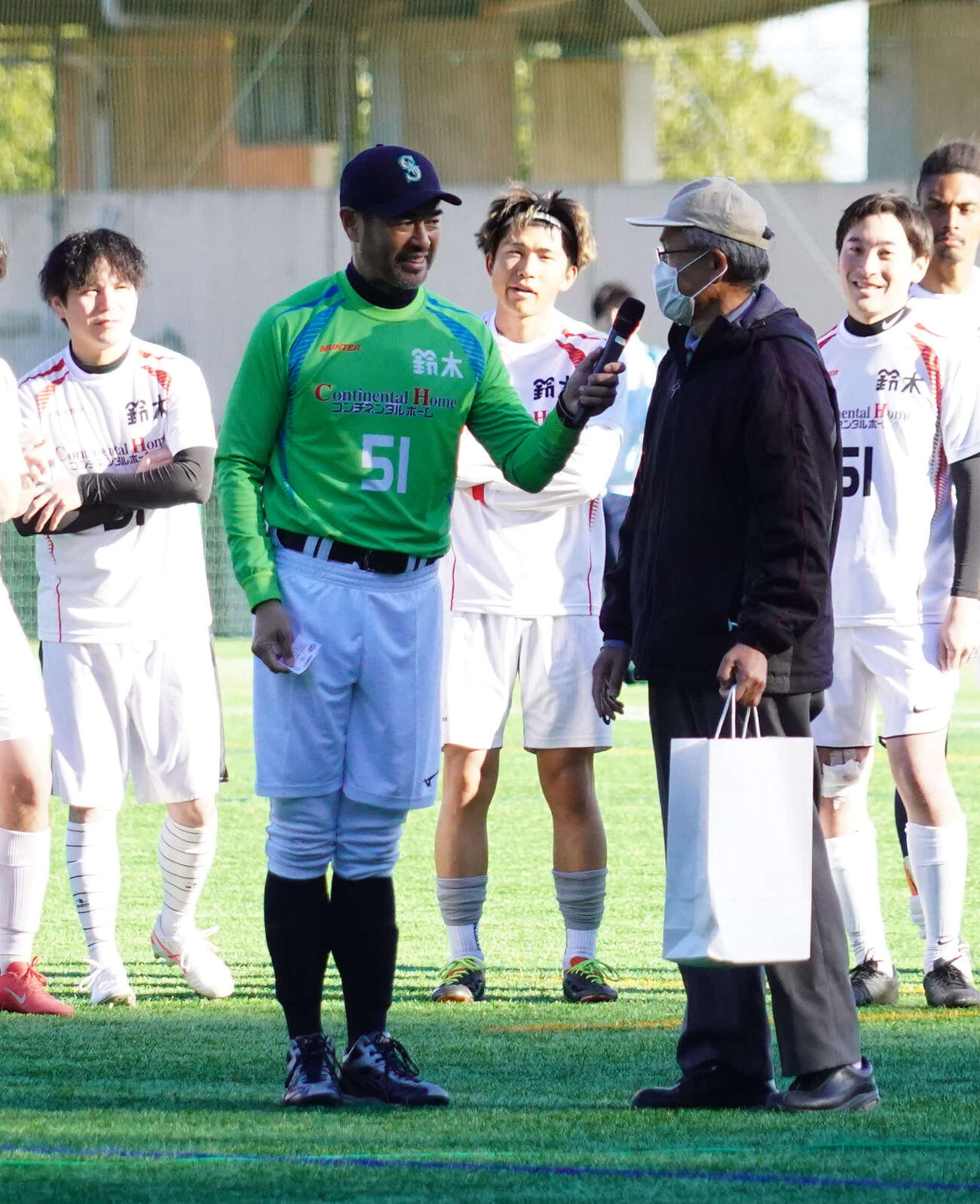 名字のプライドをかけた頂上決戦「佐藤」VS「鈴木」サッカー対決～佐藤も鈴木も半端ないって！～に出場したモノマネ芸人のニッチロー（左）
