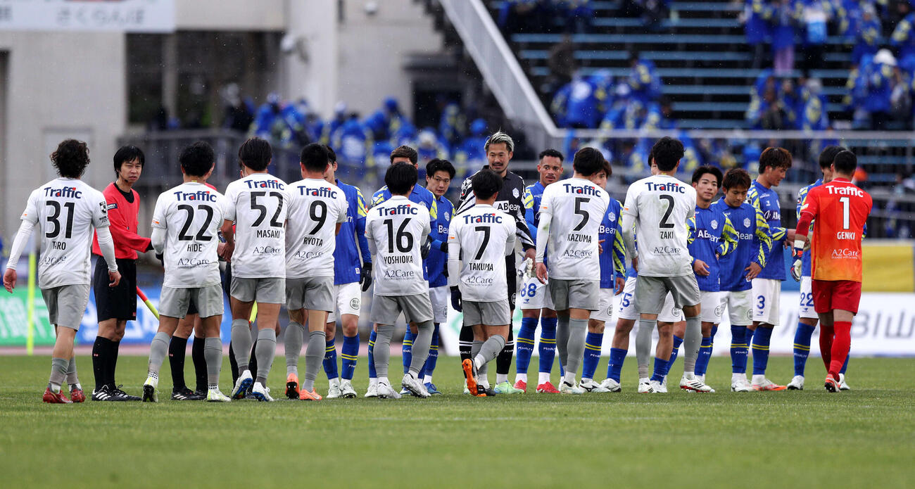 山形対秋田　試合後あいさつする山形と秋田の選手ら（撮影・木村有優）