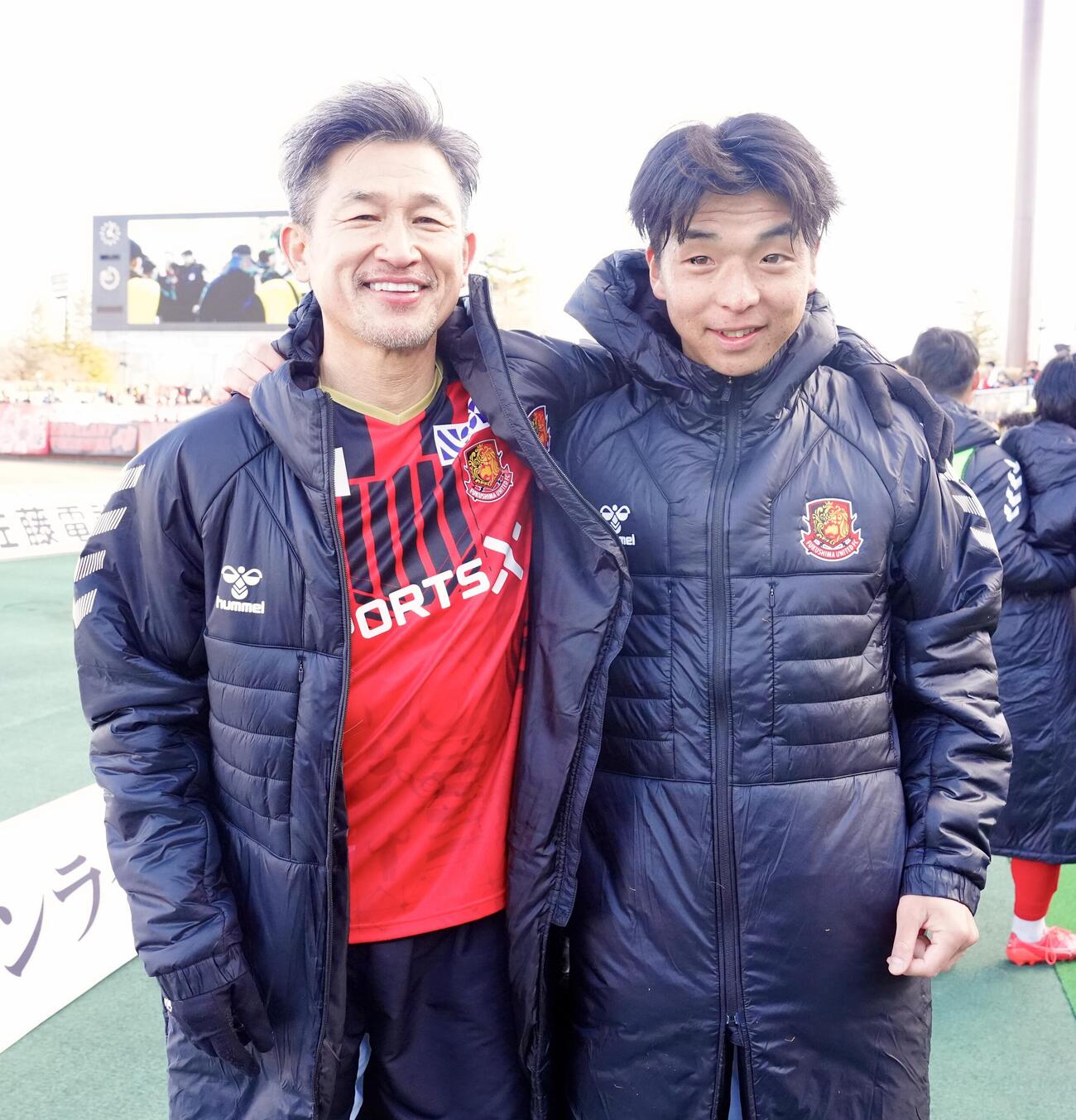 福島対長野　試合後、写真に納まる福島カズ（左）と上畑（撮影・江口和貴）