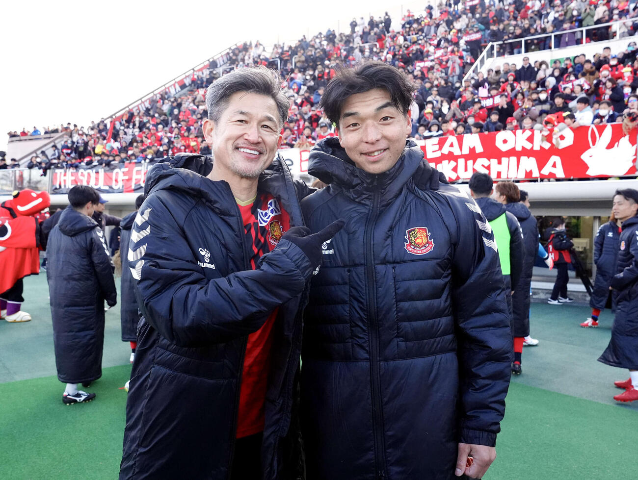 福島対長野　試合後、写真に納まる福島カズ（左）と上畑（撮影・江口和貴）