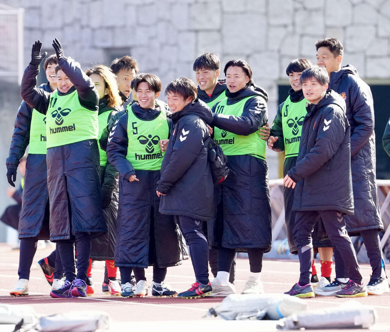 福島対長野　前半、上畑がゴールを決め、喜ぶカズ（左端）ら福島の選手たち（撮影・江口和貴）