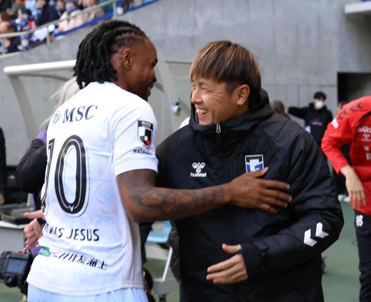 G大阪対長崎　試合前、長崎ジェズス（左）とG大阪遠藤コーチは再会を喜ぶ（撮影・西尾就之）