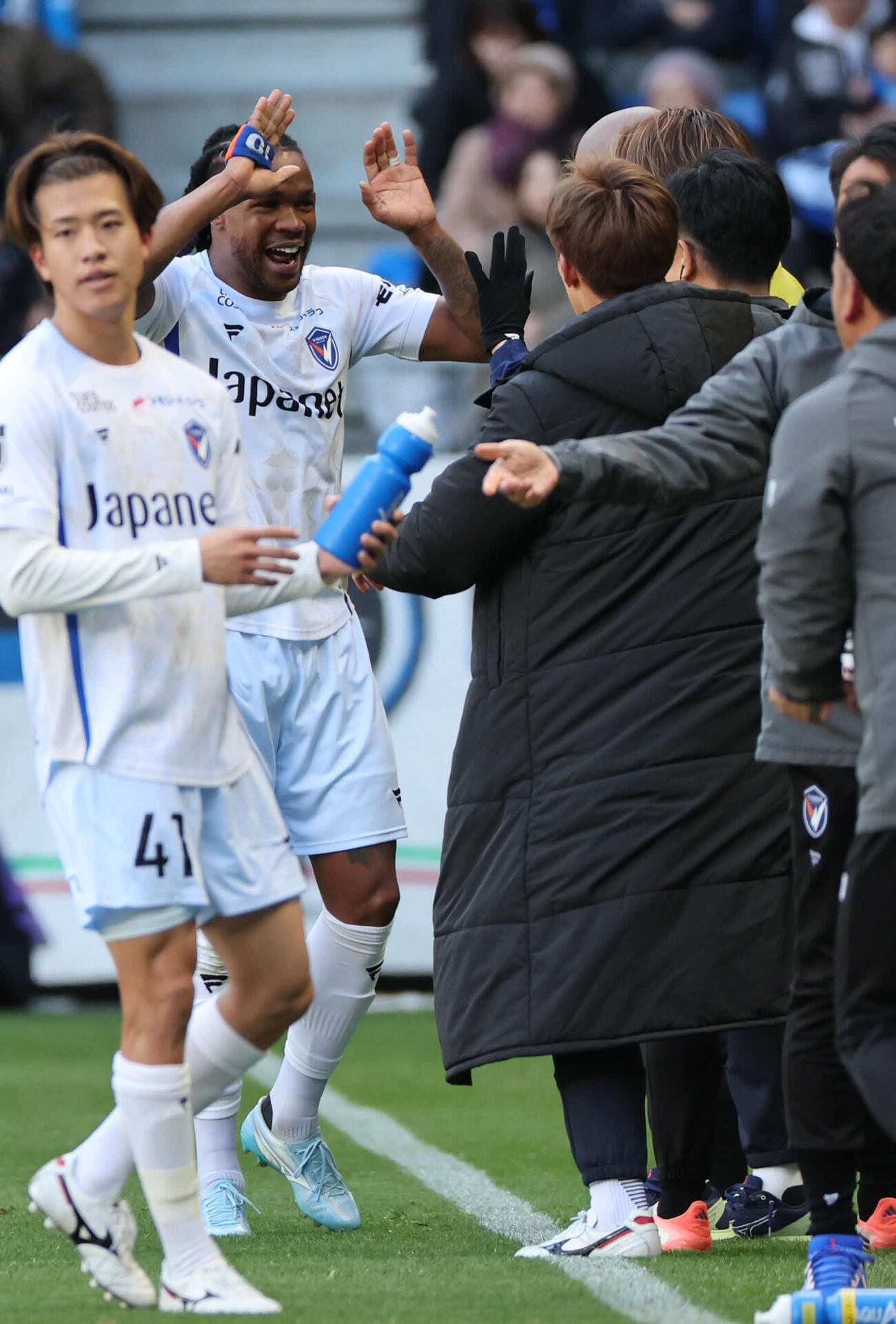 G大阪対長崎　前半、2点目を決めた長崎ジェズス（左）はベンチに戻って喜びあう（撮影・西尾就之）