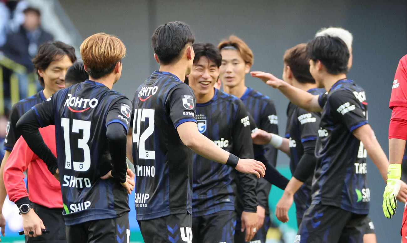 G大阪対長崎　決勝ゴールを決めたG大阪半田（中）は勝利して笑顔を見せる（撮影・西尾就之）