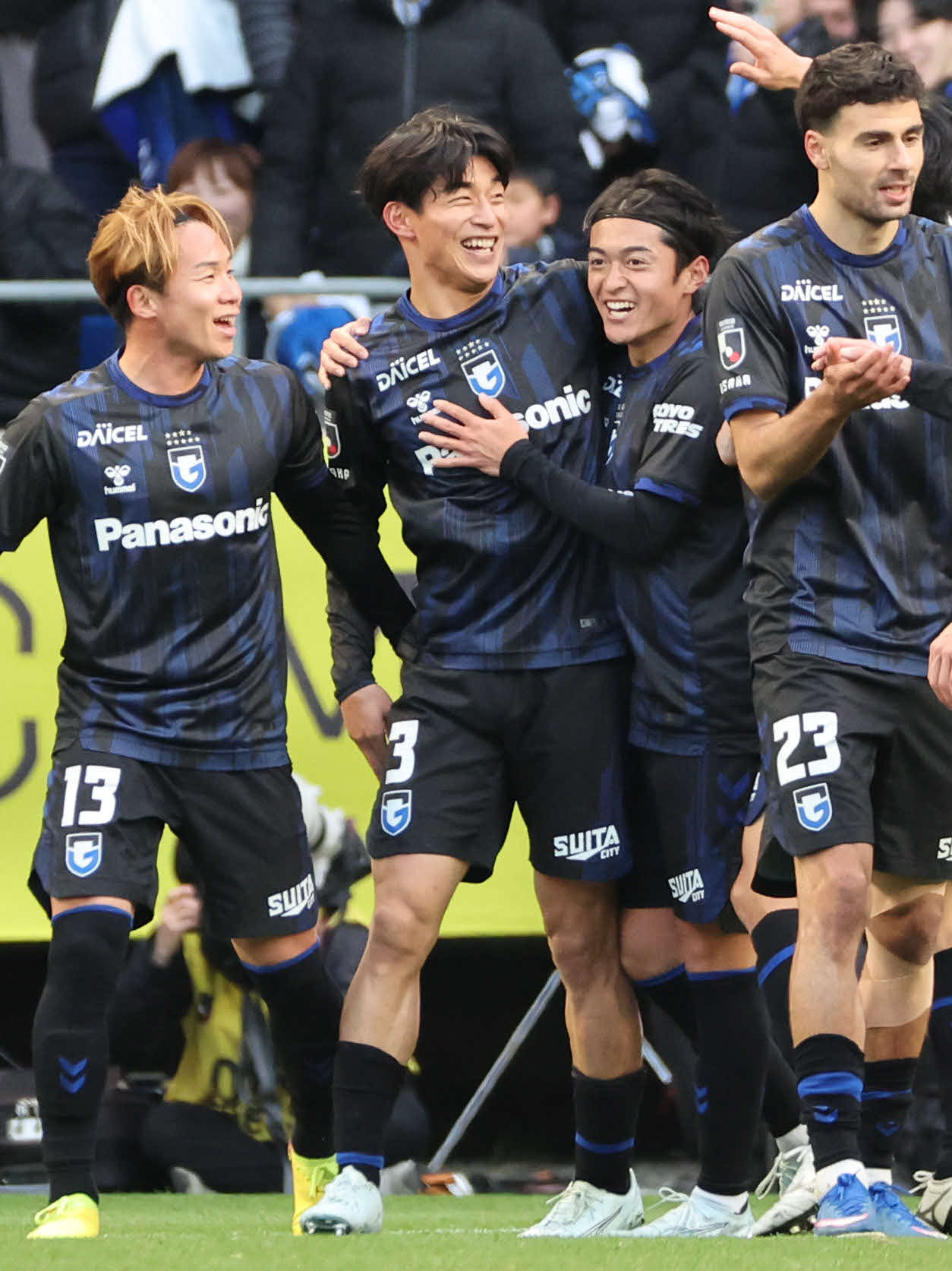 G大阪対長崎　後半、決勝ゴールを決めたG大阪半田（中）はは祝福に笑顔を見せる（撮影・西尾就之）