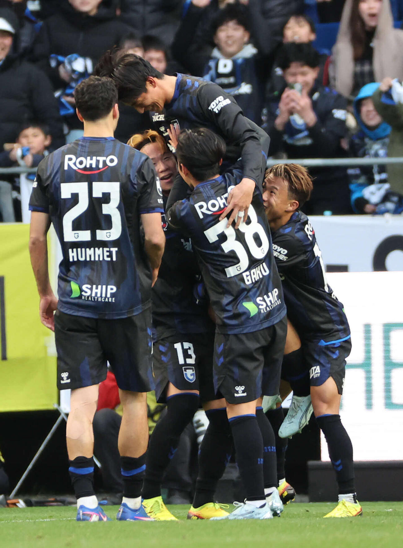G大阪対長崎　後半、決勝ゴールを決めたG大阪半田はイレブンに持ち上げられる（撮影・西尾就之）