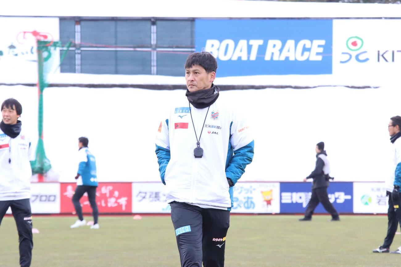 宮の沢白い恋人サッカー場での初練習を行った札幌川井監督（撮影・保坂果那）
