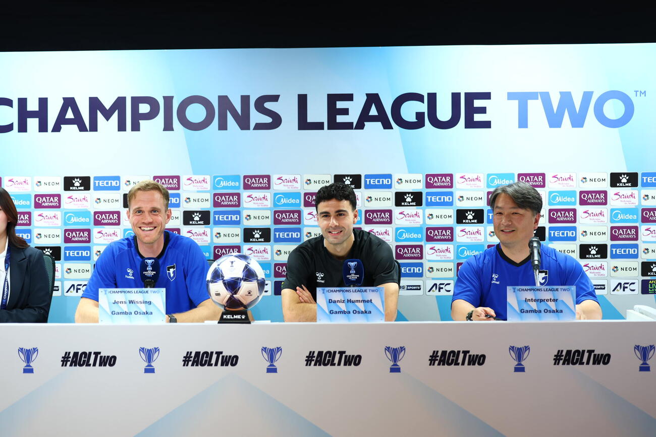 ACL2準々決勝第2戦の公式会見に出席したG大阪のビッシング監督（左）とFWヒュメット（中央）（C）GAMBA OSAKA