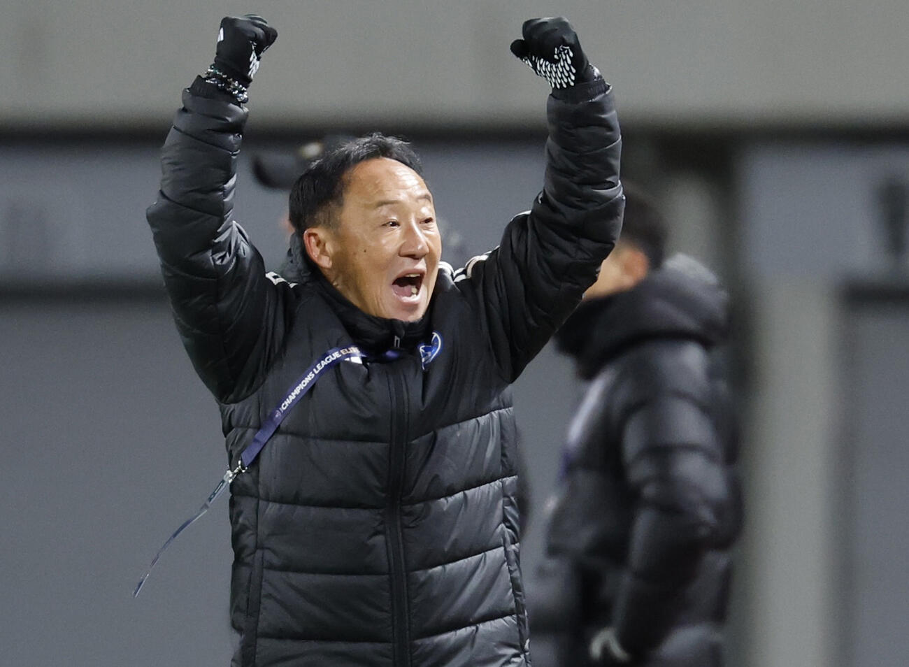 町田対江原　江原に競り勝ちガッツポーズで喜ぶ町田・黒田監督（共同）