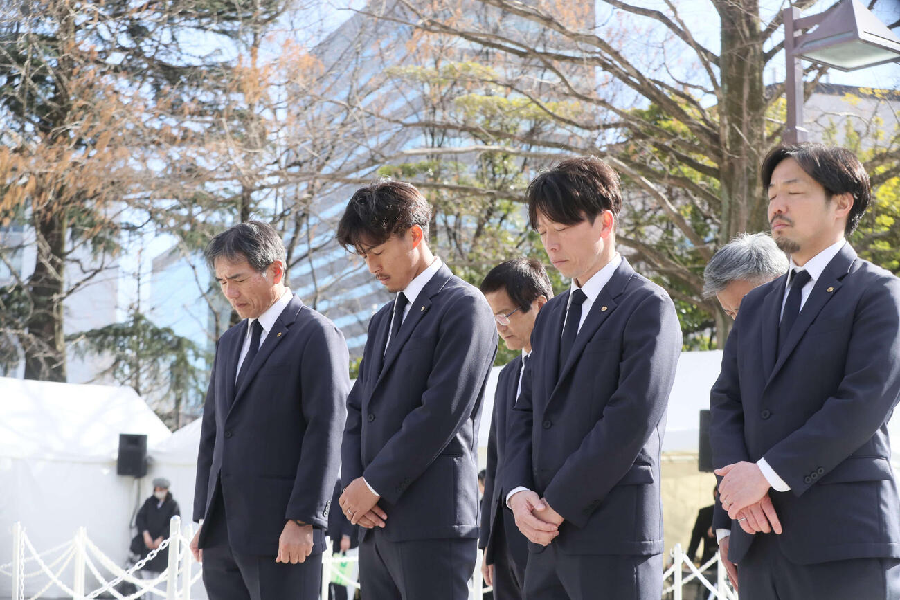 東日本大震災仙台市追悼式　黙祷をささげる左からJ2仙台・森山監督、MF武田、梁クラブコーディネーター、富田クラブコミュニケーター（撮影・高橋香奈）
