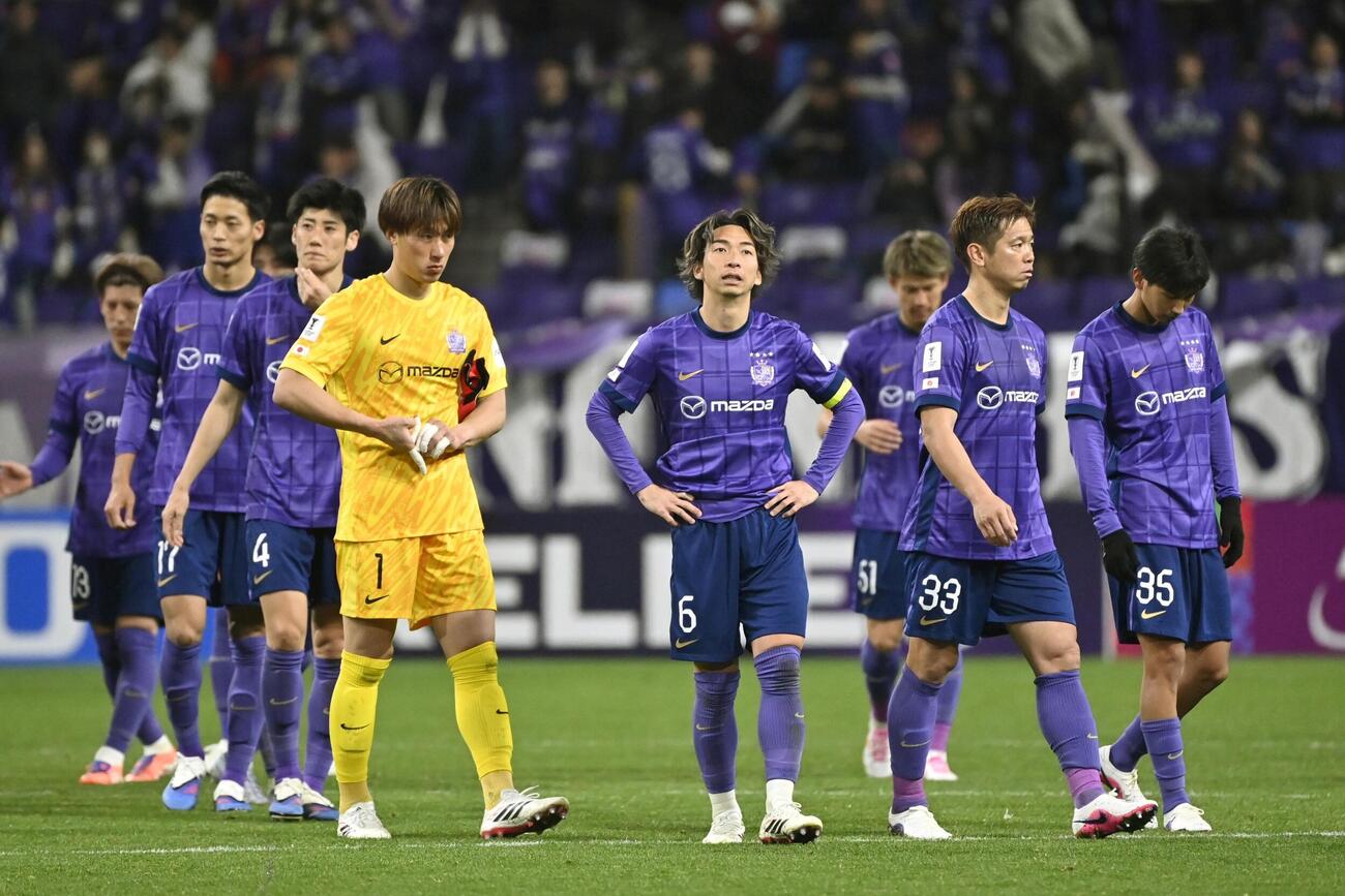 ACLE敗退が決まった広島イレブン（共同）