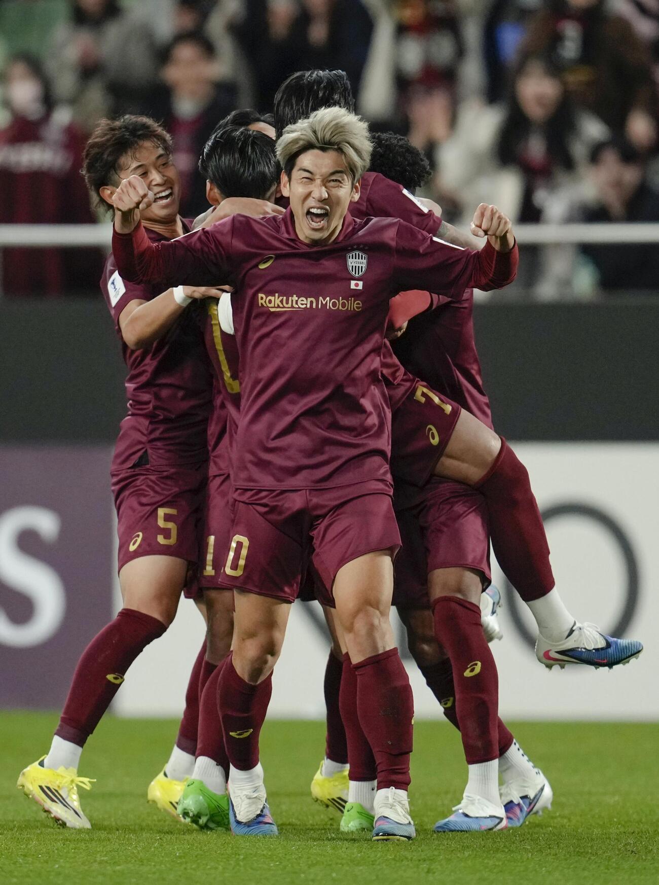 神戸―FCソウル　後半、チーム2点目のゴールを喜ぶ大迫（手前）ら神戸イレブン（共同）