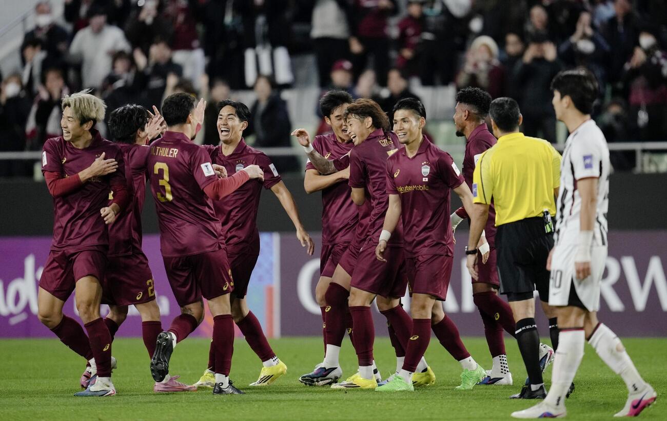 神戸―FCソウル　後半、チーム2点目のゴールを喜ぶ大迫（左端）ら神戸イレブン（共同）