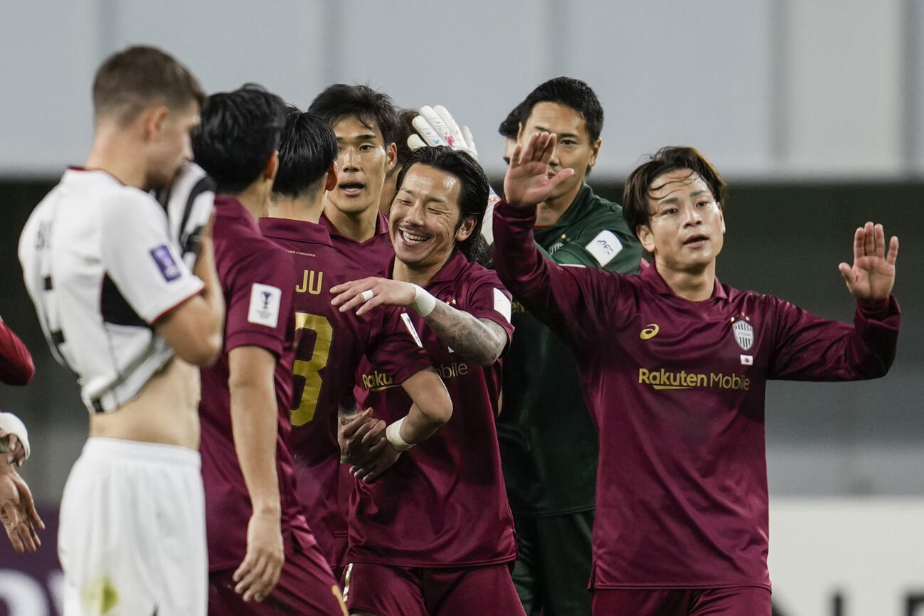 FCソウルに勝利し、タッチを交わす井手口（中央）ら神戸イレブン＝ノエスタ（共同）