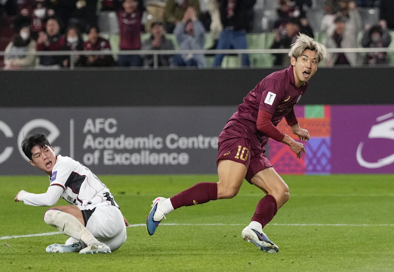 神戸－FCソウル　後半、同点ゴールを決め、駆け出す神戸大迫（右）（共同）