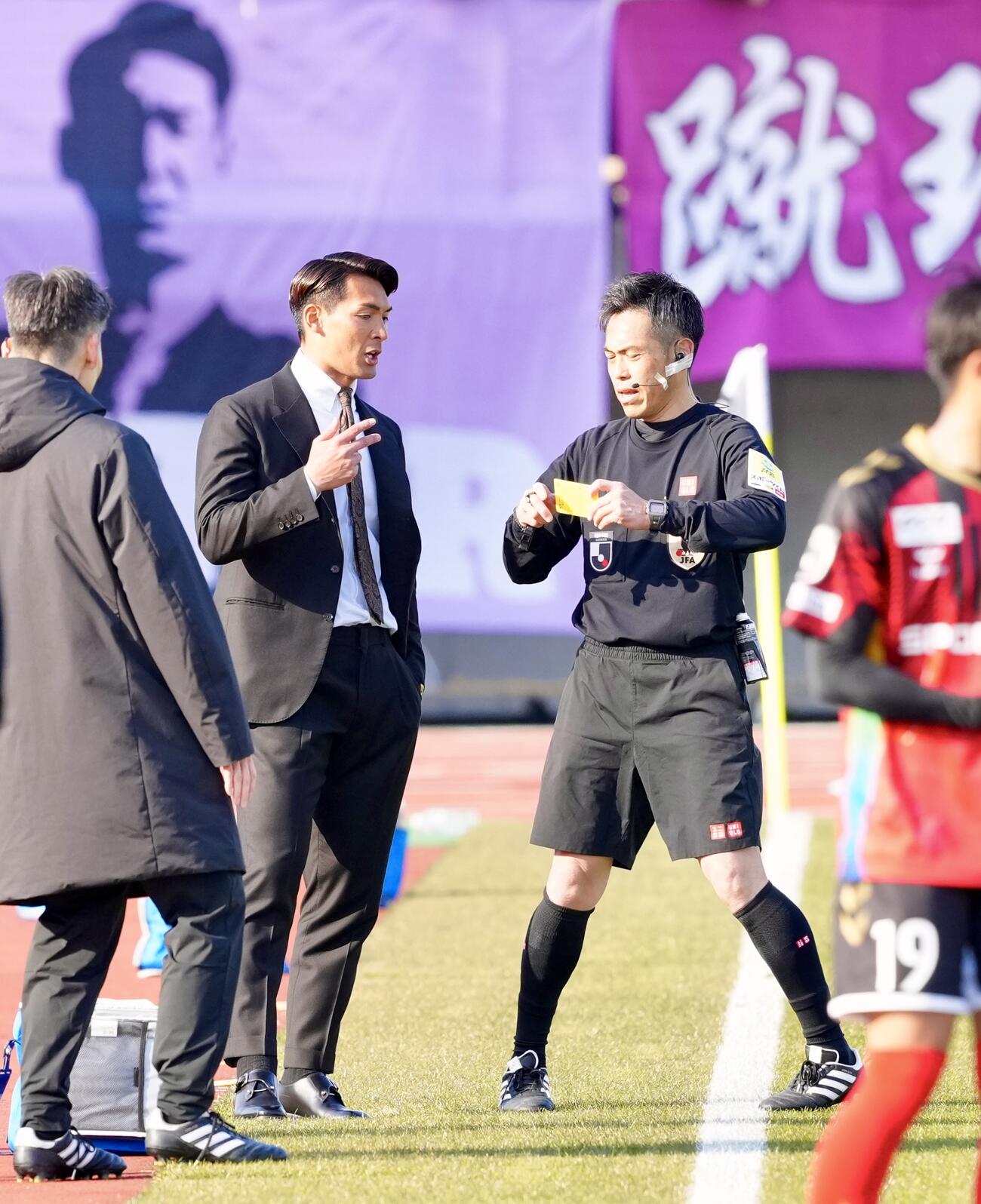 福島対藤枝　後半、警告を受ける藤枝槙野監督（中央左）（撮影・江口和貴）