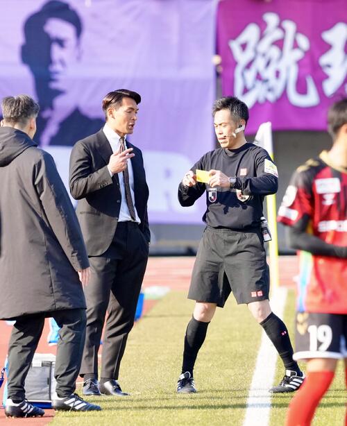 福島対藤枝　後半、警告を受ける藤枝槙野監督（中央左）（撮影・江口和貴）