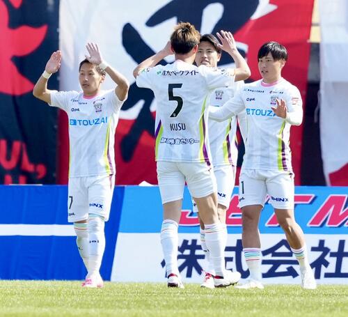 福島対藤枝　前半、先制ゴールを決めた藤枝松木（左）（撮影・江口和貴）